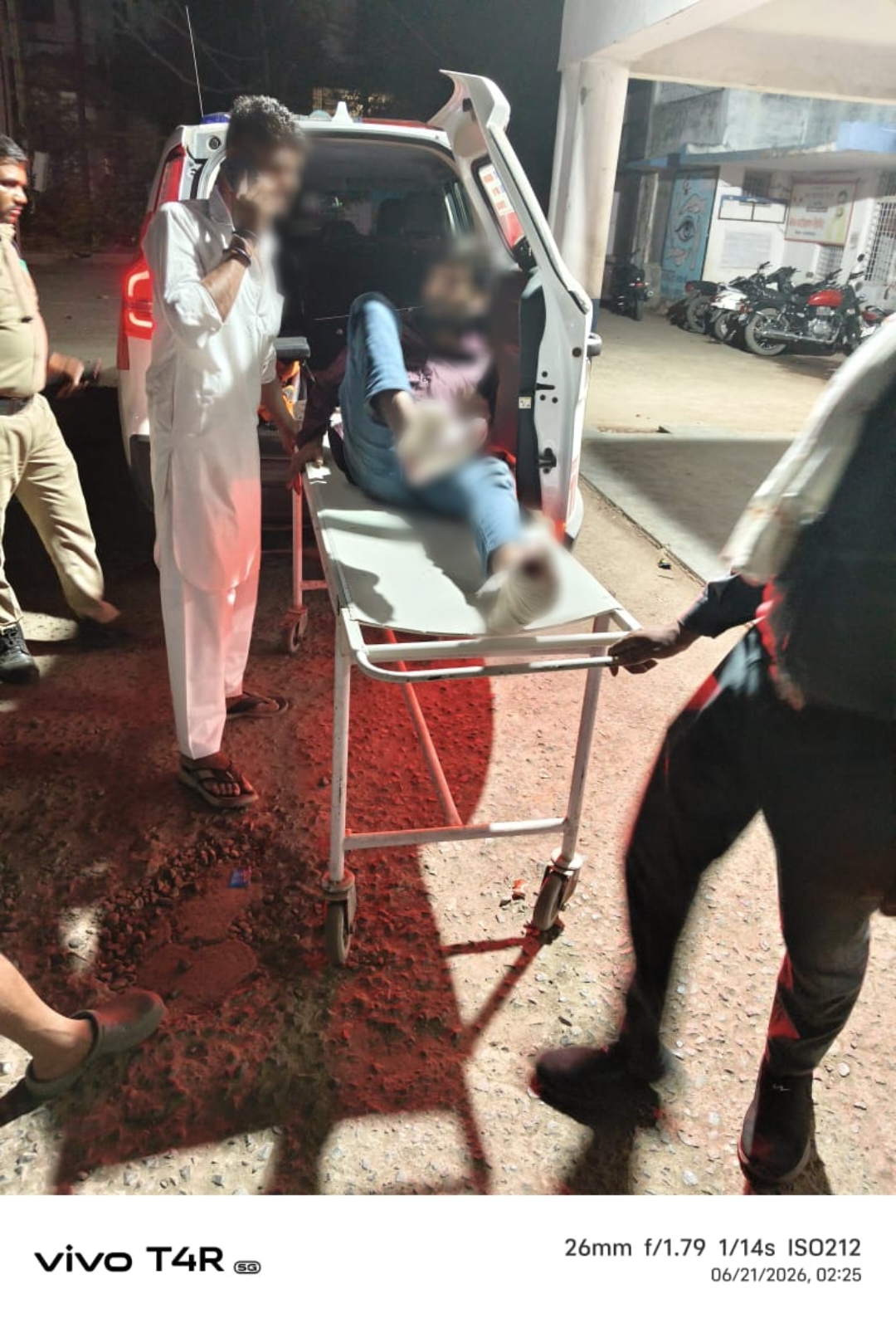 नरसिंहपुर जिले के थाना स्टेशन गंज क्षेत्र में ट्रेन से गिरकर गंभीर रूप से घायल हुए व्यक्ति को,डायल-112 के जवानों ने पहुँचाया अस्पताल।